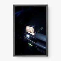 Quadro Decorativo Farol Aceso – Arte Automotiva Noturna e Cinematográfica