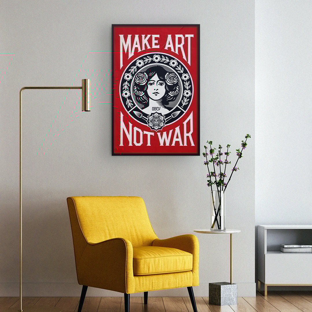 Quadros vintage decorativos com arte retrô em preto, branco e vermelho em sala com poltrona amarela