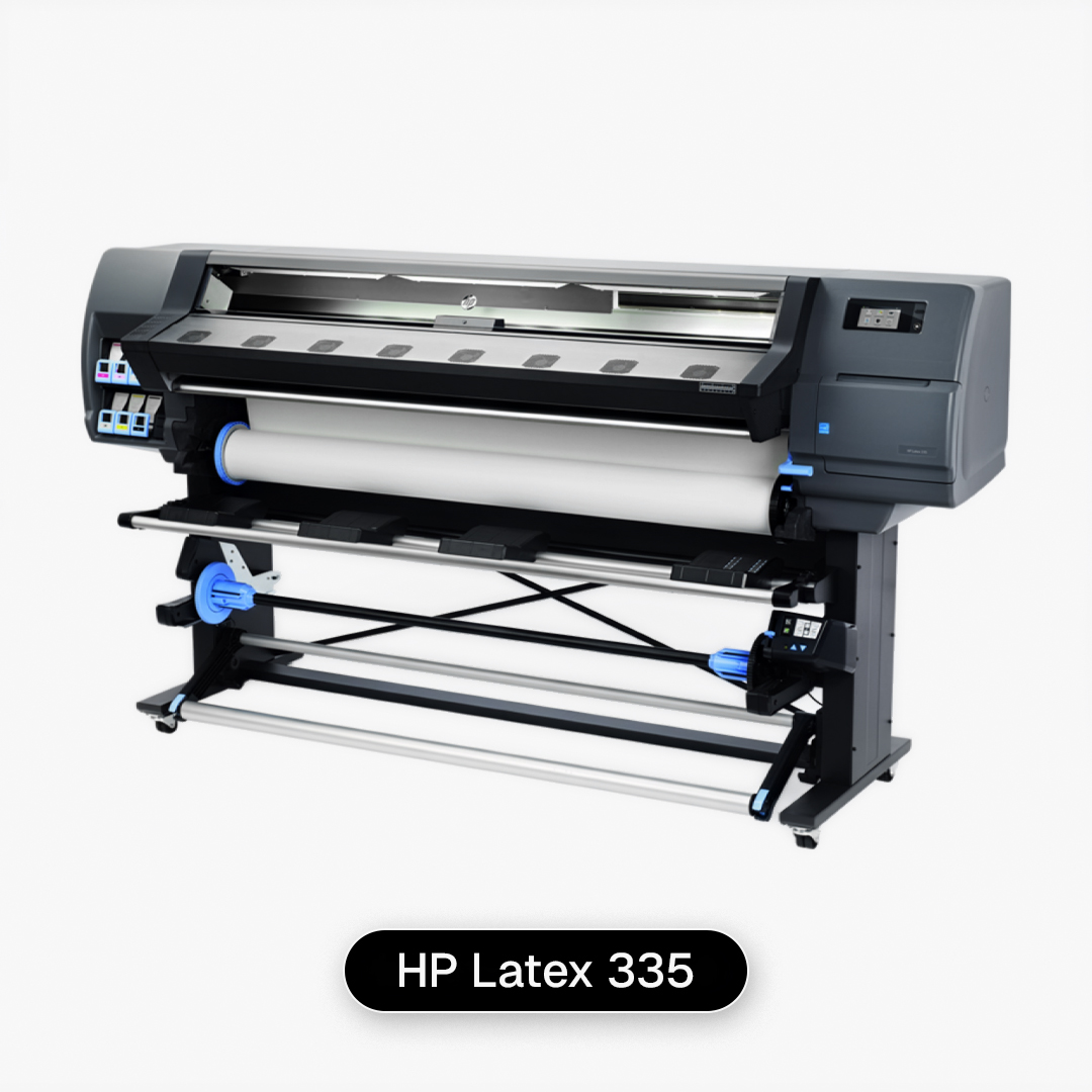 Impressora profissional HP Latex 335 utilizada na impressão dos quadros Quadrart, garantindo alta fidelidade de cores, definição e acabamento premium