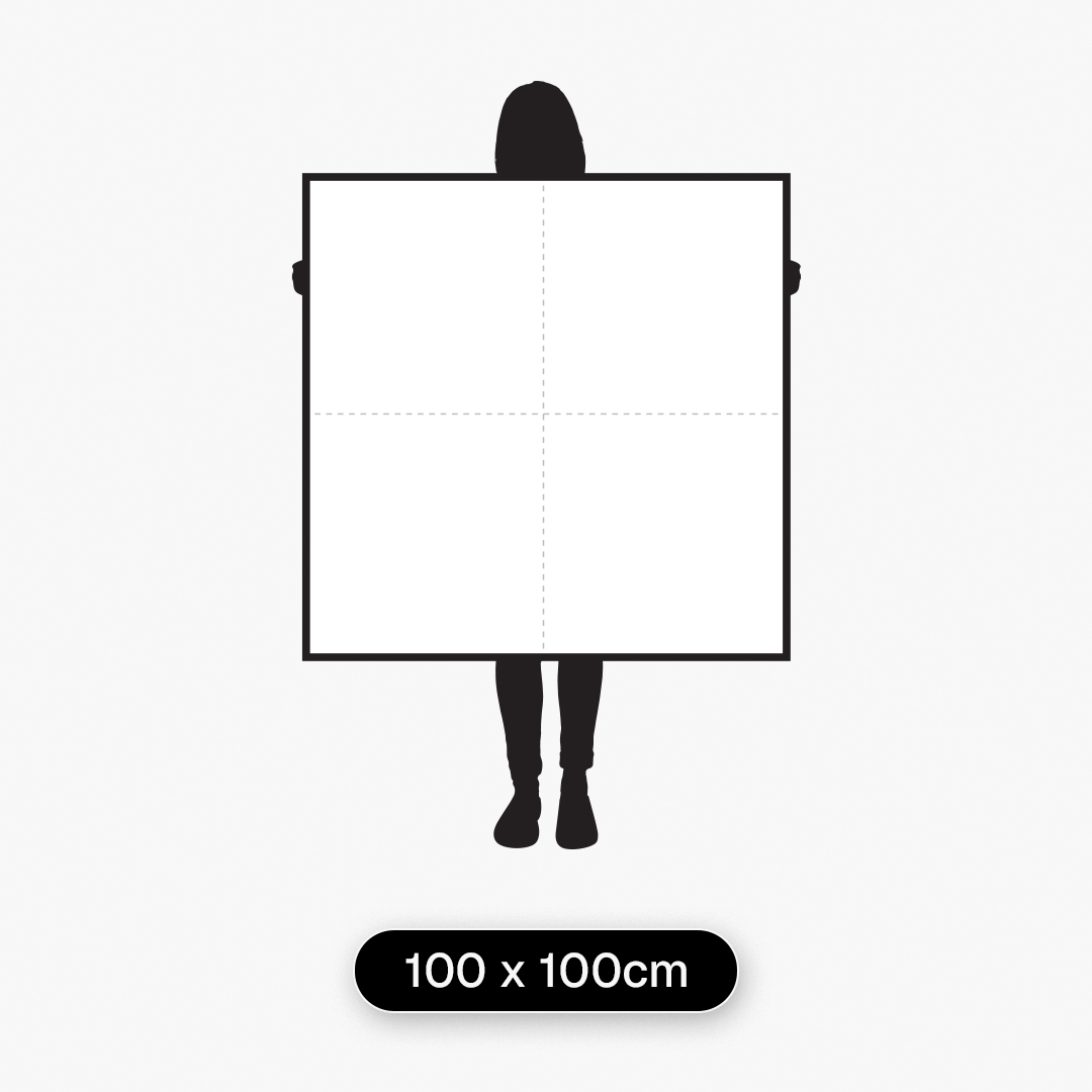 Guia de tamanhos com modelo de 1,60 m segurando quadro decorativo no tamanho 100 x 100 cm para referência de escala