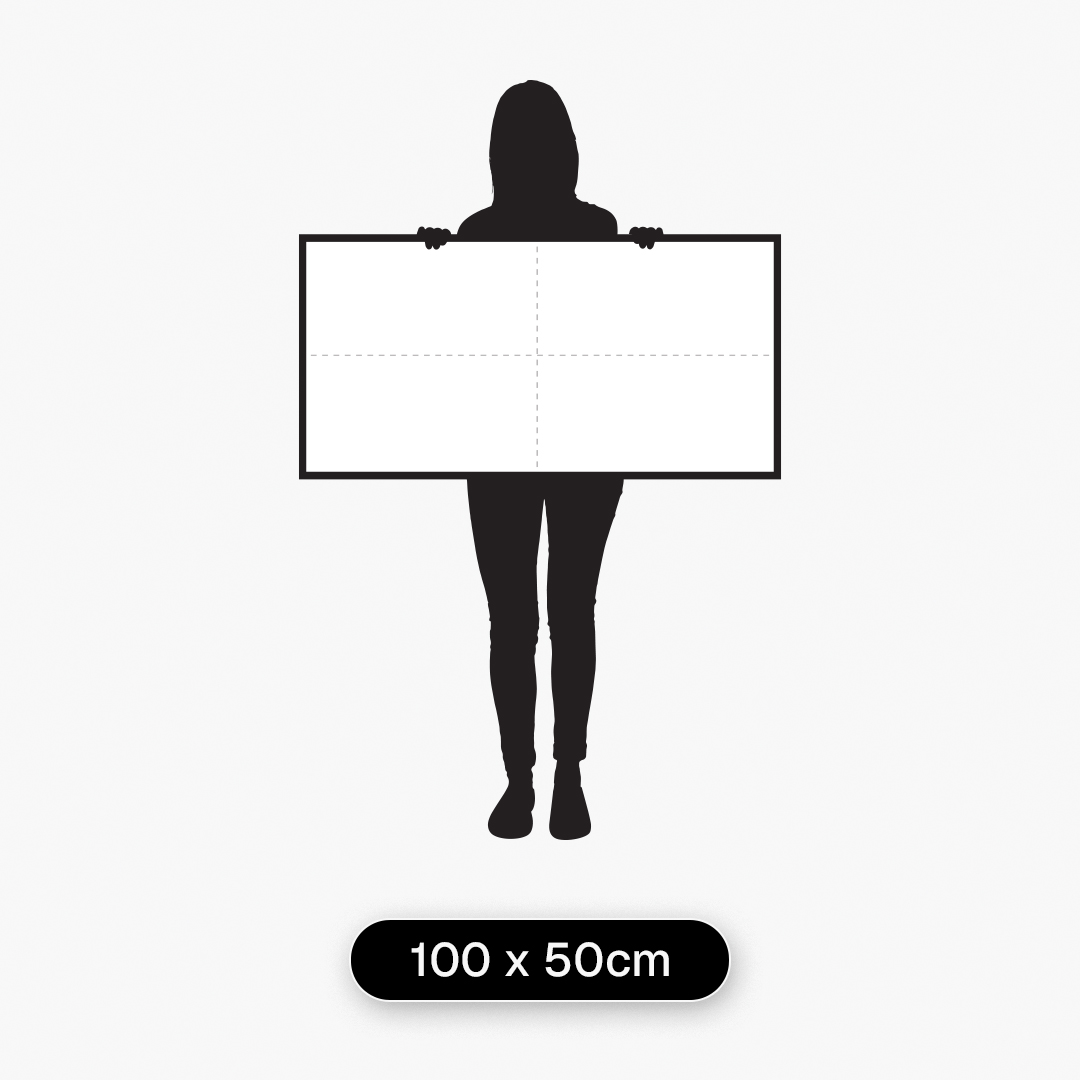 Guia de tamanhos com modelo de 1,60 m segurando quadro decorativo no tamanho 100 x 50 cm para referência de escala