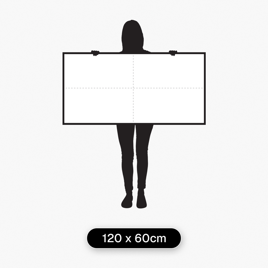 Guia de tamanhos com modelo de 1,60 m segurando quadro decorativo no tamanho 120 x 60 cm para referência de escala