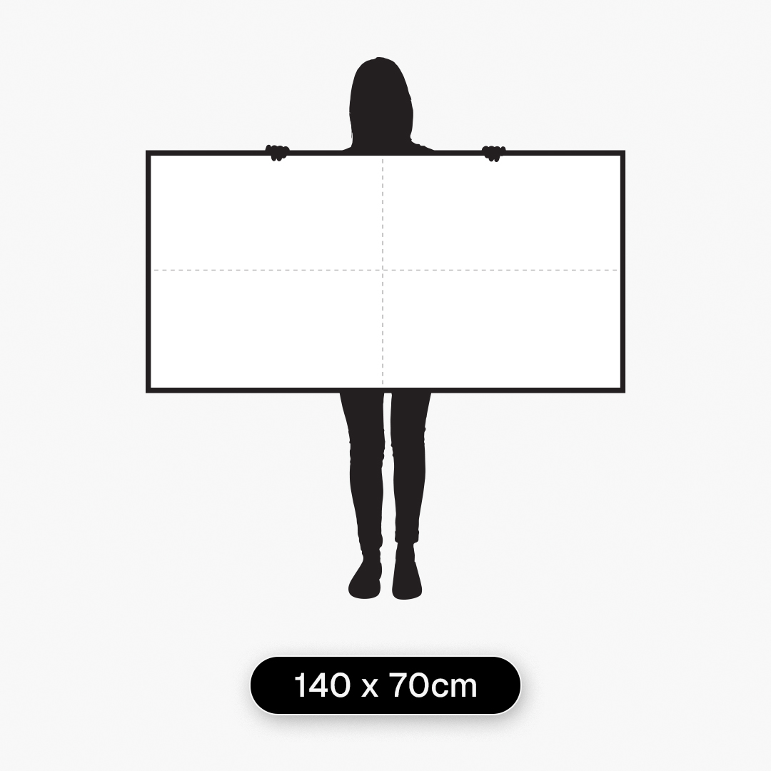 Guia de tamanhos com modelo de 1,60 m segurando quadro decorativo no tamanho 140 x 70 cm para referência de escala