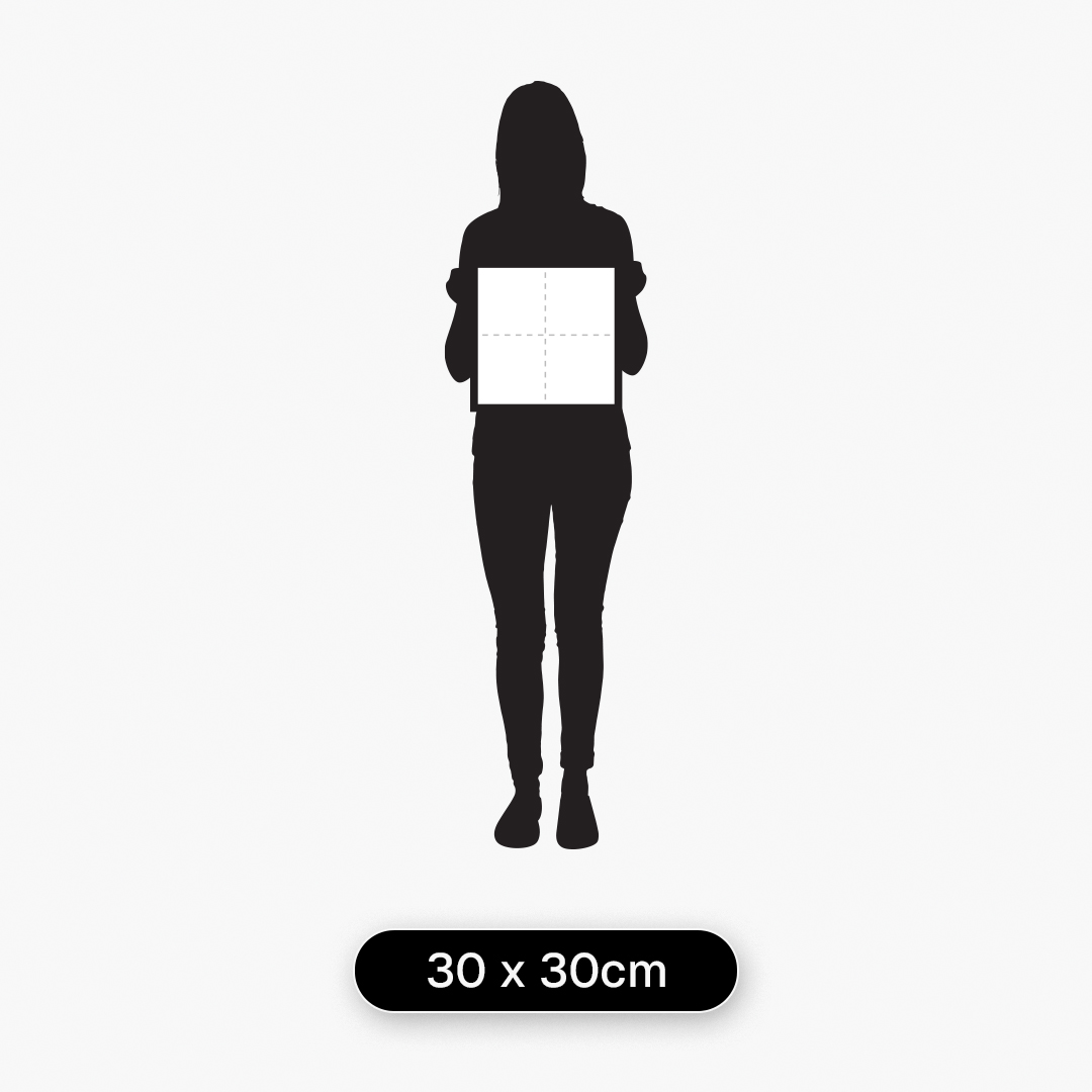 Guia de tamanhos com modelo de 1,60 m segurando quadro decorativo no tamanho 30 x 30 cm para referência de escala