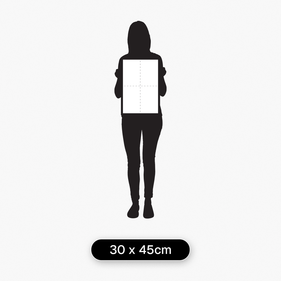 Guia de tamanhos com modelo de 1,60 m segurando quadro decorativo no tamanho 30 x 45 cm para referência de escala