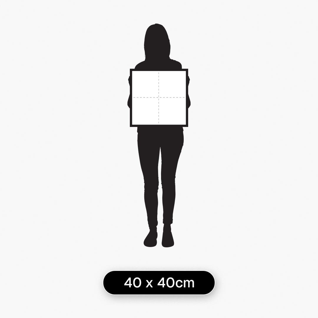 Guia de tamanhos com modelo de 1,60 m segurando quadro decorativo no tamanho 40 x 40 cm para referência de escala