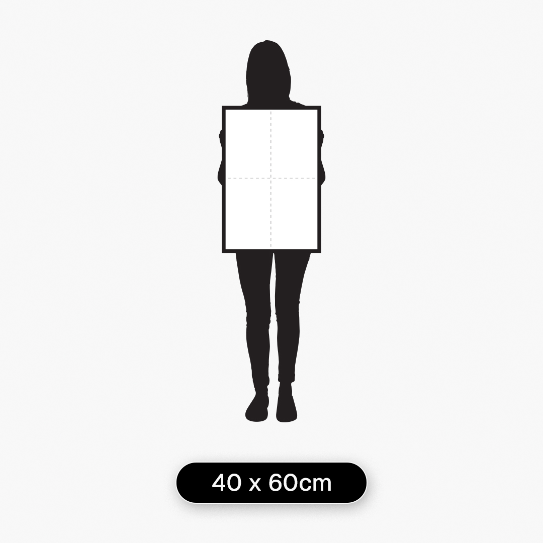 Guia de tamanhos com modelo de 1,60 m segurando quadro decorativo no tamanho 40 x 60 cm para referência de escala