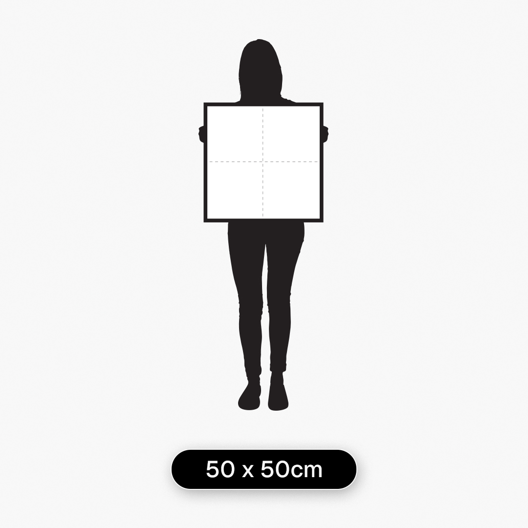 Guia de tamanhos com modelo de 1,60 m segurando quadro decorativo no tamanho 50 x 50 cm para referência de escala