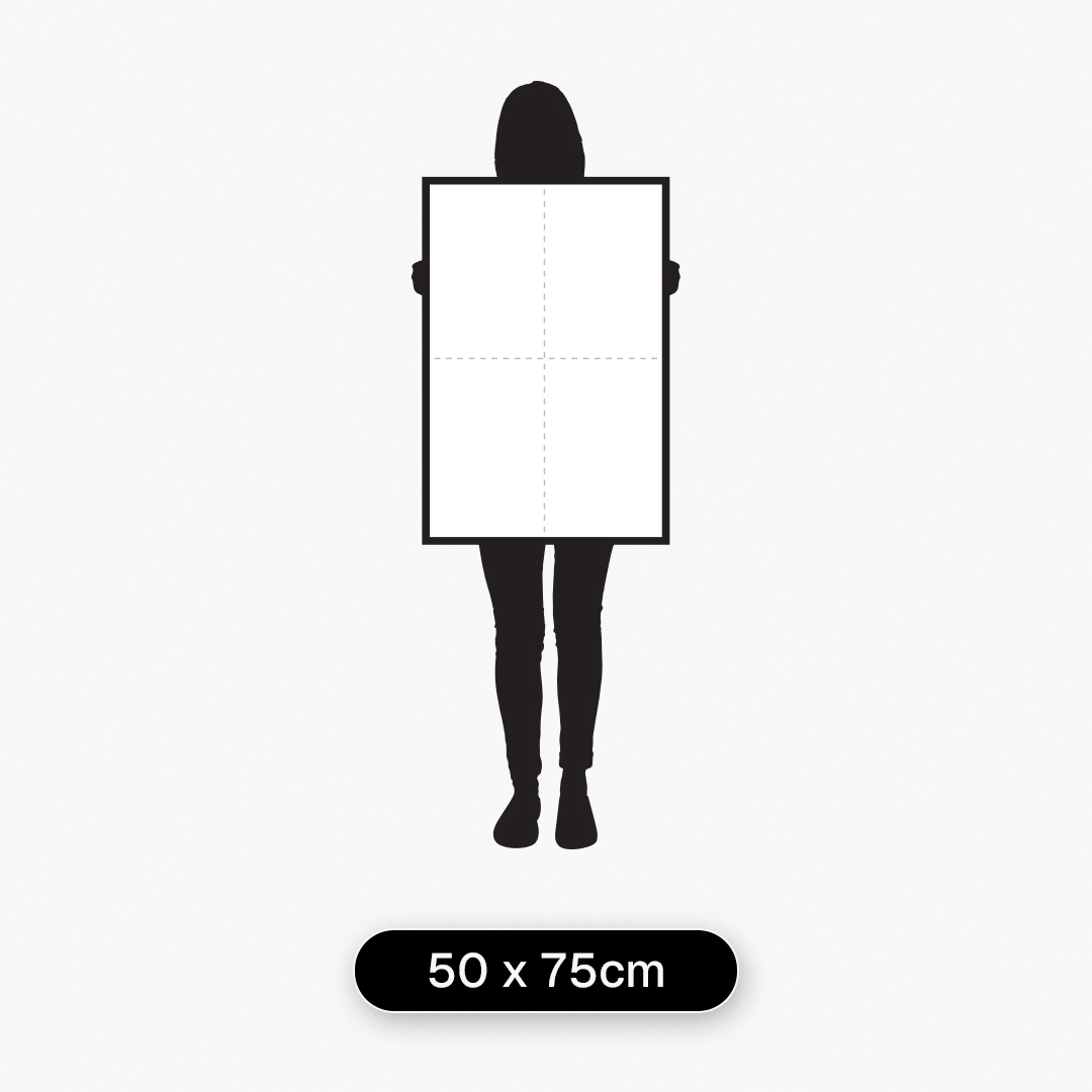 Guia de tamanhos com modelo de 1,60 m segurando quadro decorativo no tamanho 50 x 75 cm para referência de escala