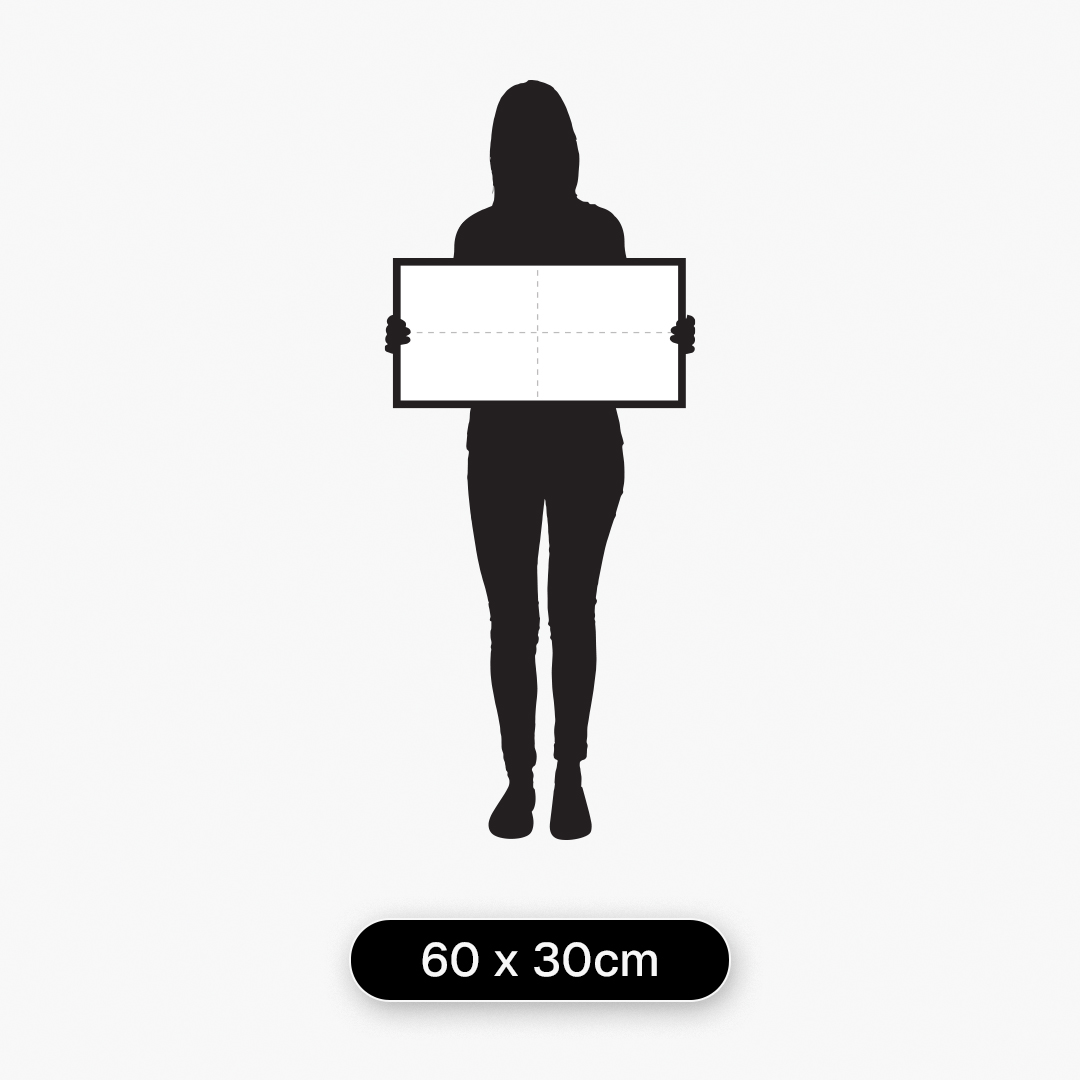 Guia de tamanhos com modelo de 1,60 m segurando quadro decorativo no tamanho 60 x 30 cm para referência de escala
