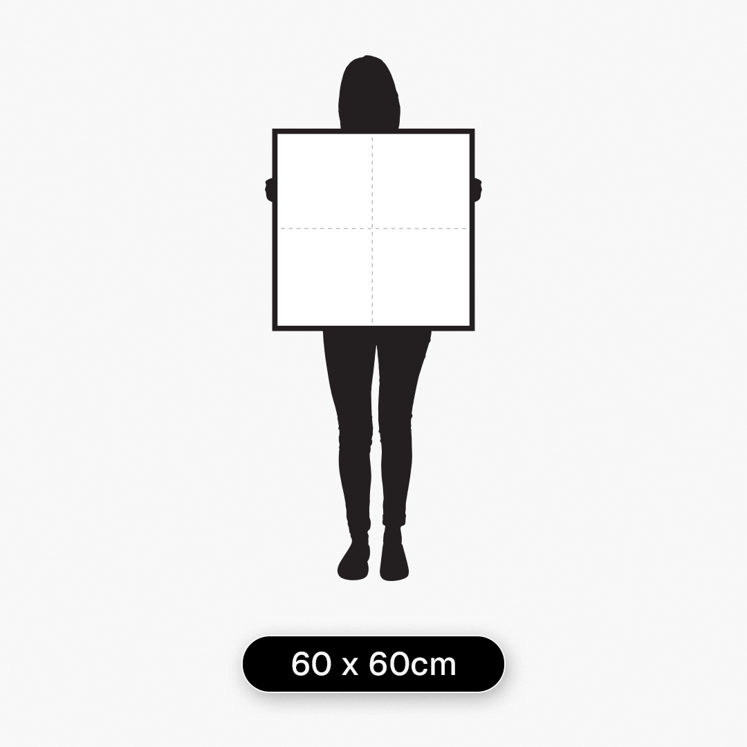 Guia de tamanhos com modelo de 1,60 m segurando quadro decorativo no tamanho 60 x 60 cm para referência de escala