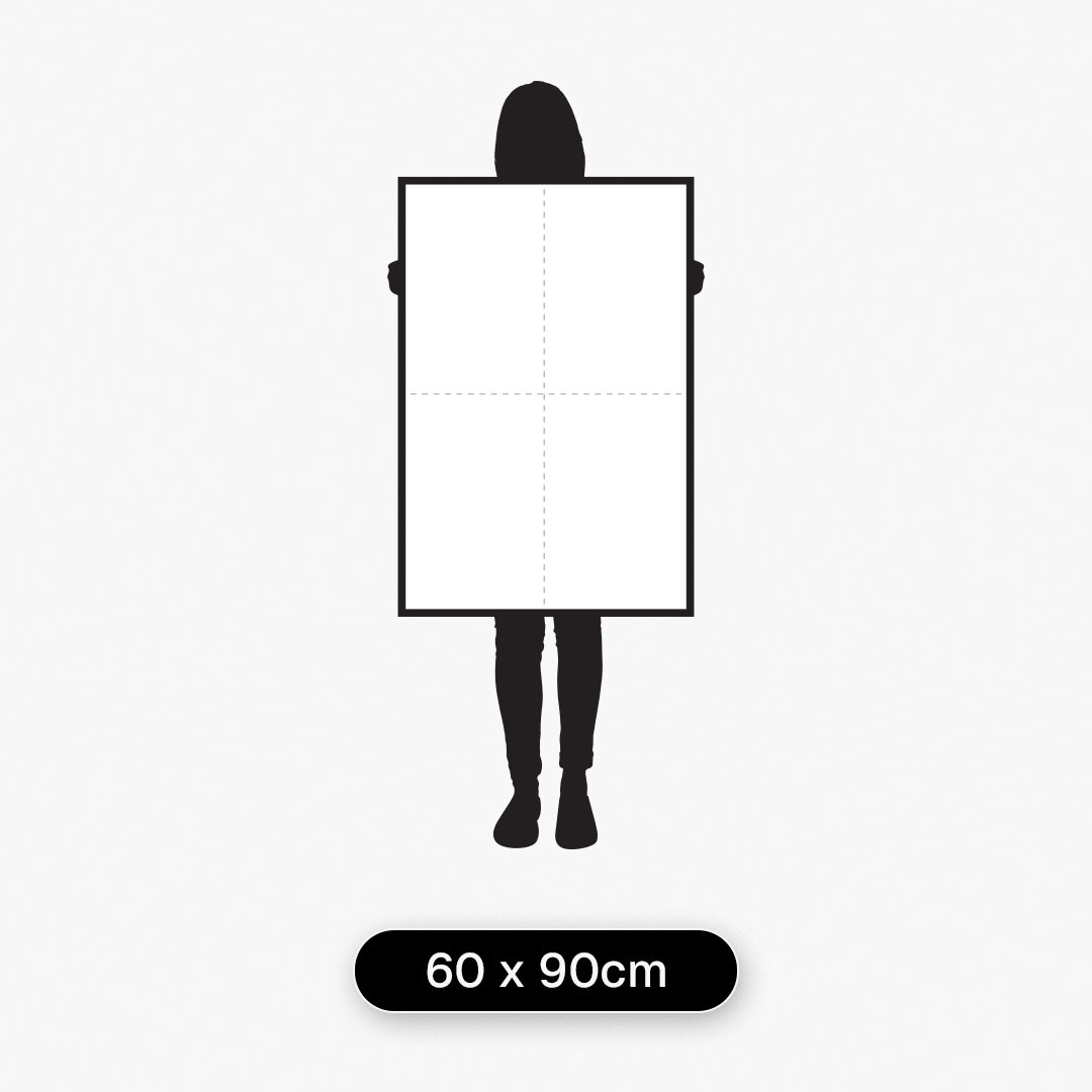 Guia de tamanhos com modelo de 1,60 m segurando quadro decorativo no tamanho 60 x 90 cm para referência de escala