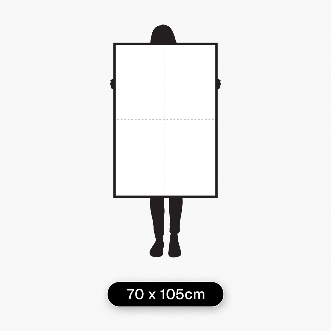 Guia de tamanhos com modelo de 1,60 m segurando quadro decorativo no tamanho 70 x 105 cm para referência de escala