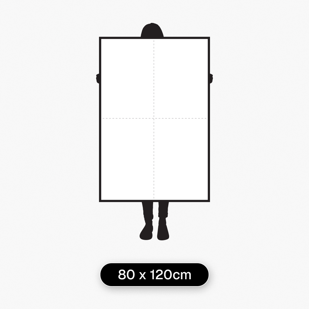 Guia de tamanhos com modelo de 1,60 m segurando quadro decorativo no tamanho 80 x 120 cm para referência de escala