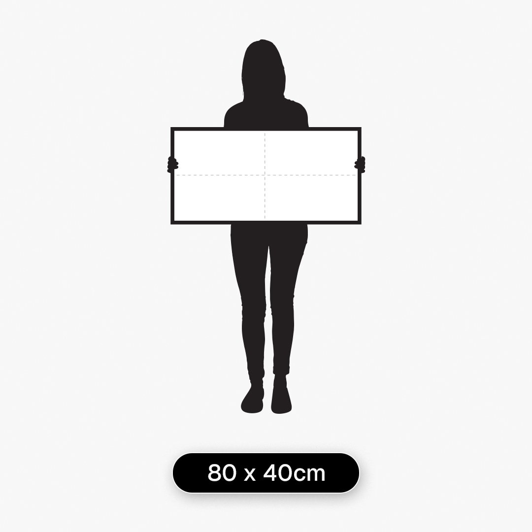 Guia de tamanhos com modelo de 1,60 m segurando quadro decorativo no tamanho 80 x 40 cm para referência de escala