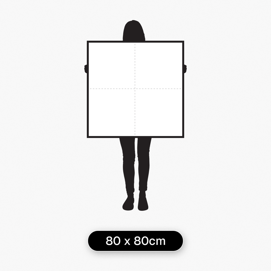 Guia de tamanhos com modelo de 1,60 m segurando quadro decorativo no tamanho 80 x 80 cm para referência de escala