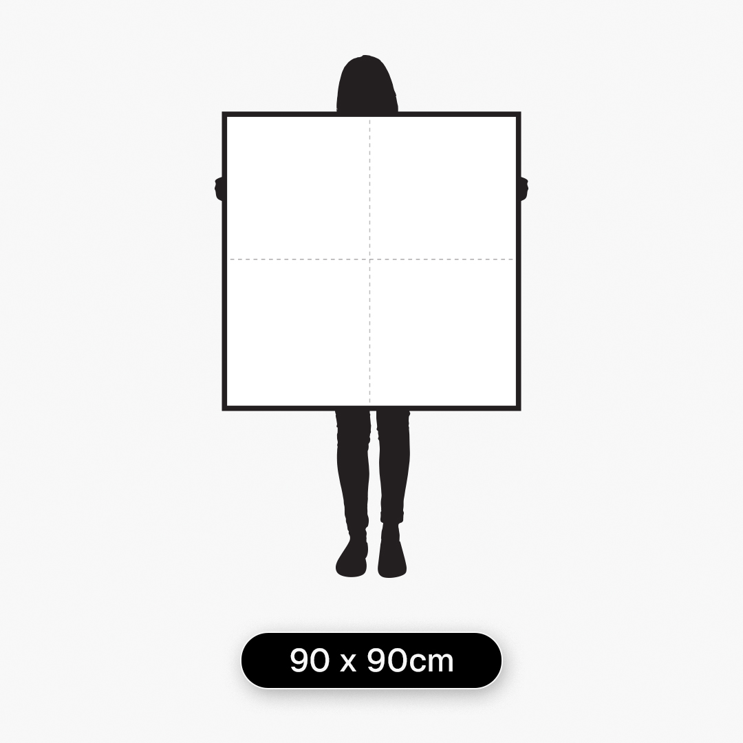 Guia de tamanhos com modelo de 1,60 m segurando quadro decorativo no tamanho 90 x 90 cm para referência de escala